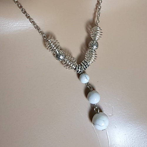 Collier perles en verre blanche, grise, fermoir, chaîne, métal acier inoxydable argenté
