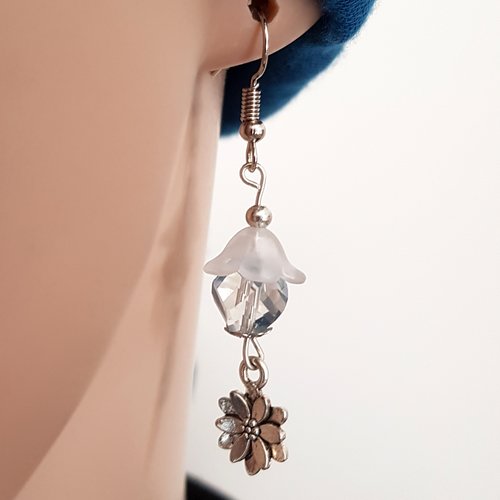 Boucle d'oreille fleur, cloche, perles en verre, transparente bleuté,crochet en métal acier inoxydable argenté