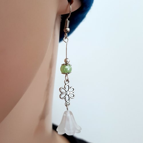 Boucle d'oreille fleur, cloche, perles en verre, vert clair,crochet en métal acier inoxydable argenté