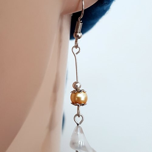Boucle d'oreille, cloche, perles en verre jaune,crochet en métal acier inoxydable argenté