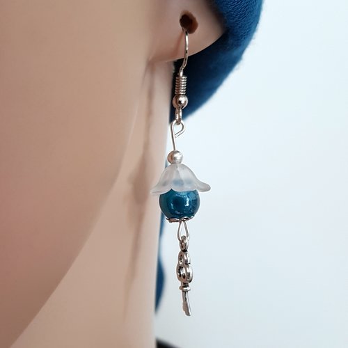 Boucle d'oreille clé, cloche, perles en verre, bleu, crochet en métal acier inoxydable argenté