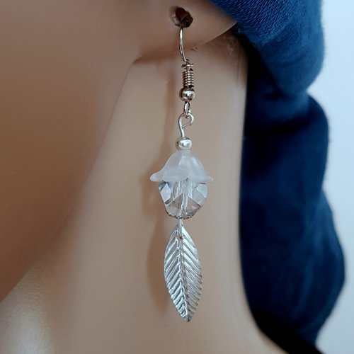 Boucle d'oreille feuille, cloche, perles en verre, transparente bleuté,crochet en métal acier inoxydable argenté