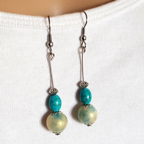 Boucle d'oreille perles en verre bleu turquoise, écru, crochet en métal acier inoxydable argenté