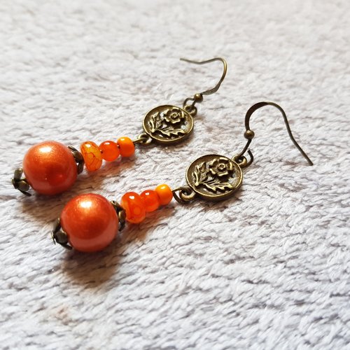 Boucle d'oreille fleur, perles en verre orange, crochet en métal bronze