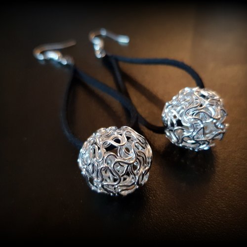 Boucle d'oreille pendante en suédine noir, perles ajouré, embout, crochet en métal argenté clair