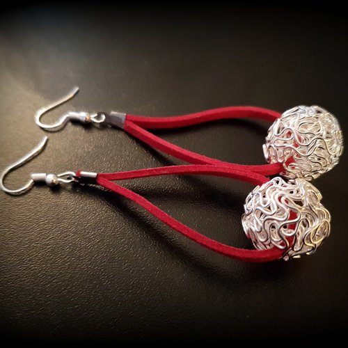 Boucle d'oreille pendante en suédine rouge, perles ajouré, embout, crochet en métal argenté clair