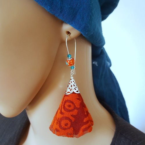 Boucle d'oreille pompon en voilage orange corail, perles en verre bleu, orange, coupelles spirale, crochet en métal argenté clair