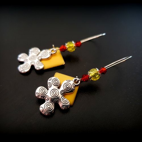 Boucle d'oreille perles orange corail, émaillé carré jaune, crochet en métal argenté clair