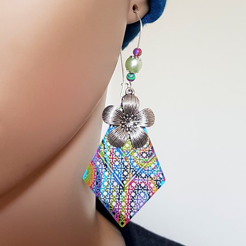 Boucle d'oreille fleurs, losange multicolore émaillé, perles vert clair, crochet en métal argenté clair