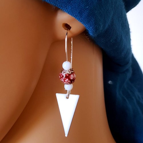 Boucle d'oreille perles bordeaux tacheté blanc, émaillé triangle blanc, crochet en métal argenté clair