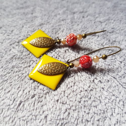 Boucle d'oreille perles en acrylique fleur rouge, carré émaillé jaune, crochet en métal bronze