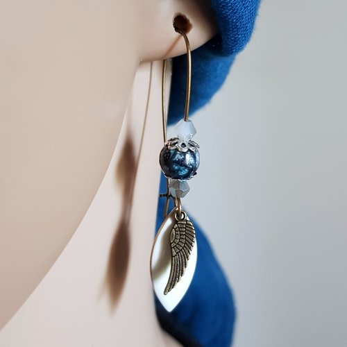 Boucle d'oreille perles en verre noir, bleu, blanc, losange émaillé blanc, crochet en métal bronze