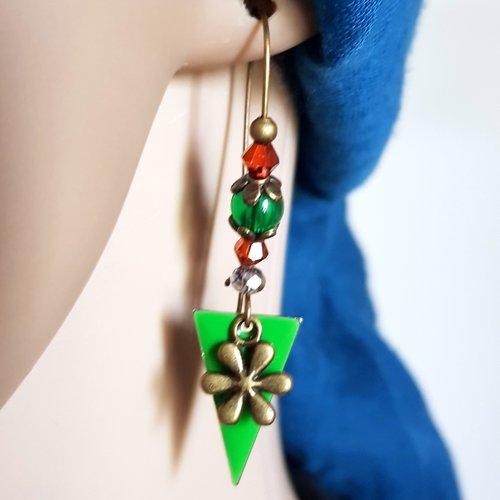 Boucle d'oreille perles en verre orange corail, triangle émaillé vert, crochet en métal bronze