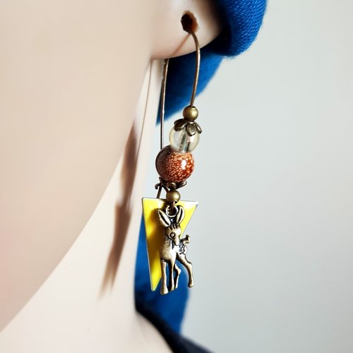Boucle d'oreille biche, perles en verre, triangle émaillé jaune, crochet en métal bronze