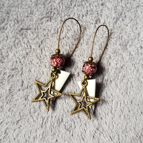 Boucle d'oreille étoile, perles en verre rouge bordeaux tacheté blanc, triangle émaillé blanc, crochet en métal bronze