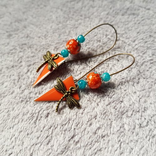 Boucle d'oreille libellule, perles en verre orange corail, bleu, triangle émaillé, crochet en métal bronze