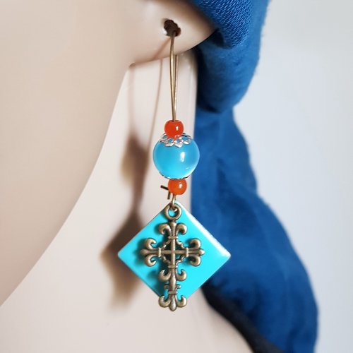 Boucle d'oreille croix, perles en acrylique orange, bleu, carré émaillé bleu, crochet en métal bronze