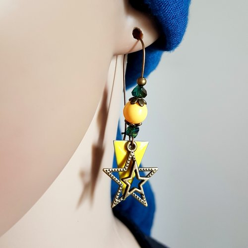 Boucle d'oreille étoile, perles en verre jaune, vert, triangle émaillé jaune, crochet en métal bronze