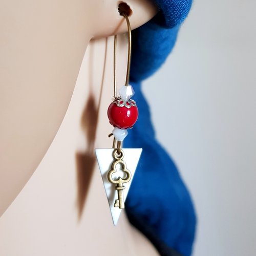 Boucle d'oreille clé, perles en verre rouge foncé, triangle émaillé blanc, crochet en métal bronze