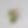 Boucle d'oreille feuille, perles en acrylique fleur vert clair, carré émaillé olive, crochet en métal bronze