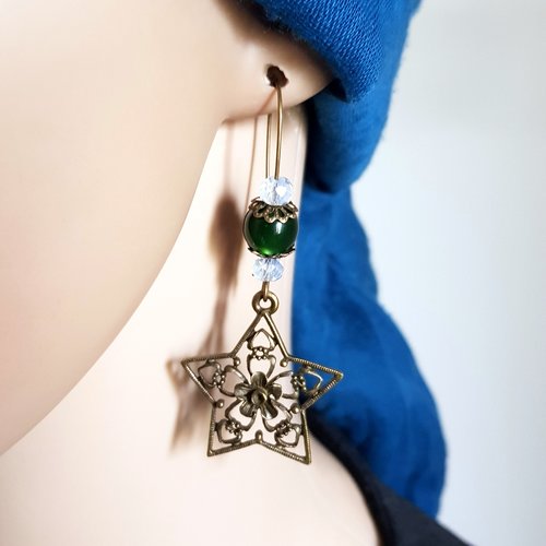 Boucle d'oreille étoile ajouré, perles en verre transparente, vert foncé, crochet en métal bronze
