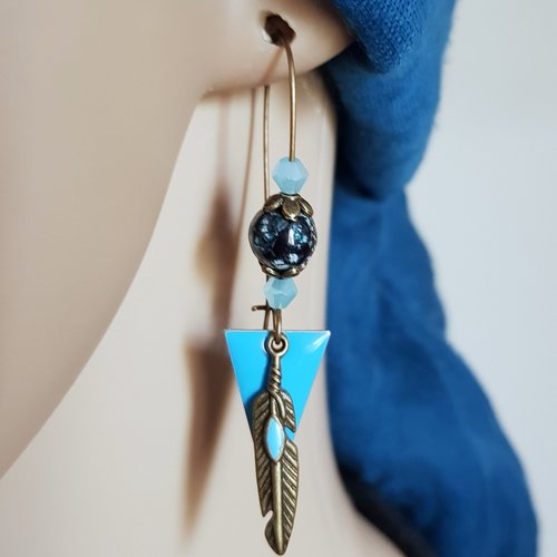 Boucle d'oreille plume, perles en verre bleu, noir, triangle émaillé blanc, crochet en métal bronze