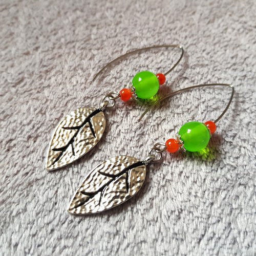 Boucle d'oreille feuilles, perles vert acrylique, orange foncé, crochet en métal acier inoxydable argenté