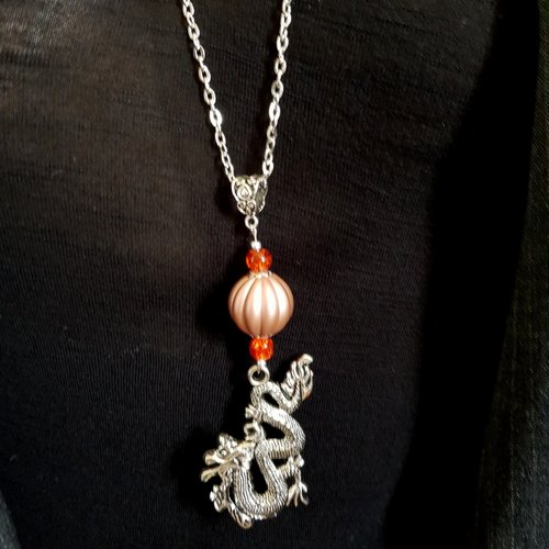 Collier sautoir dragon, grosse perles en acrylique vieux rose et verre orange, chaîne força plate, fermoir, métal argenté