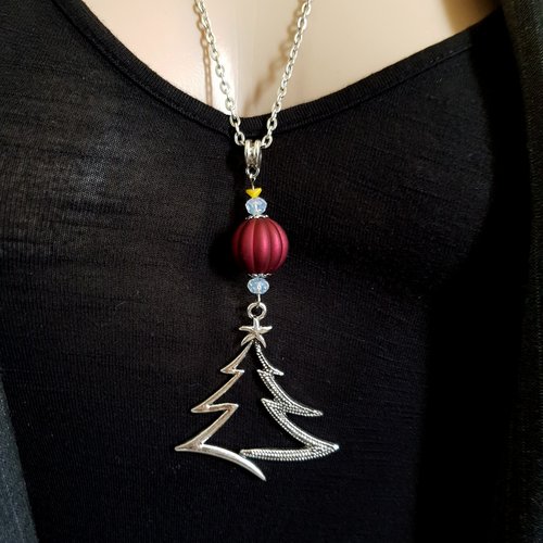 Collier sautoir pendentif arbre sapin, grosse perles en acrylique rouge bordeaux et verre blanc, chaîne força plate, métal argenté