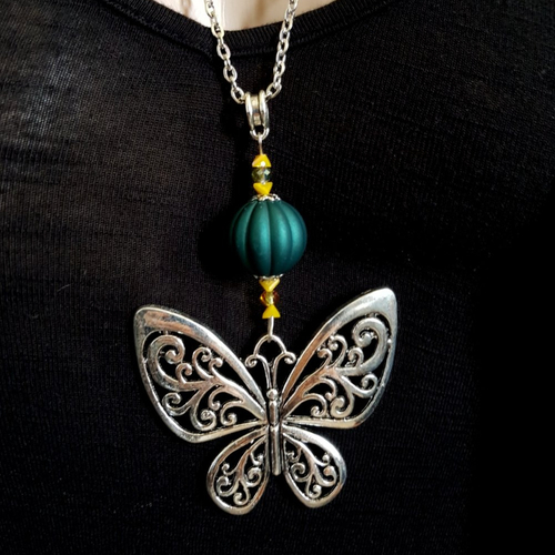 Collier sautoir pendentif papillon, grosse perles en acrylique vert et verre, chaîne força plate, fermoir, métal argenté