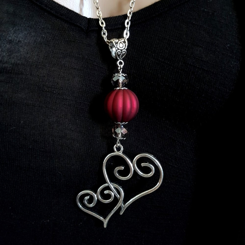 Collier sautoir pendentif cœur, grosse perles en acrylique rouge bordeaux et verre, chaîne força plate, fermoir, métal argenté