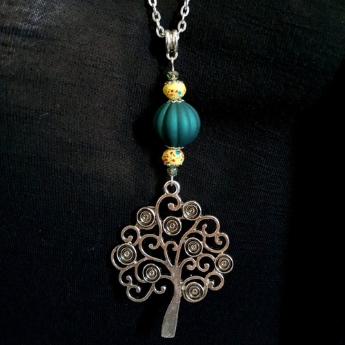 Collier sautoir pendentif arbre, grosse perles en acrylique vert et verre jaune, chaîne força plate, fermoir, métal argenté