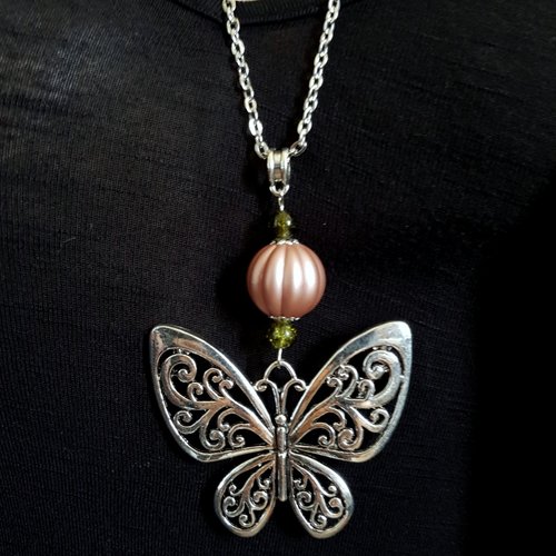 Collier sautoir pendentif papillon, grosse perles en acrylique vieux rose et verre, chaîne força plate, fermoir, métal argenté