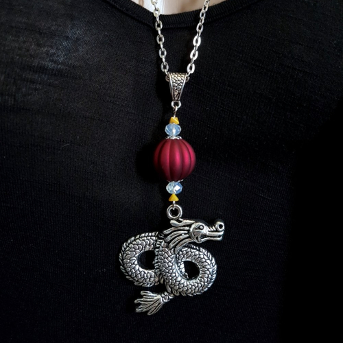 Collier sautoir pendentif dragon, grosse perles en acrylique rouge foncé et verre, chaîne força plate, fermoir, métal argenté