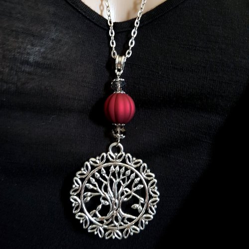 Collier sautoir pendentif arbre, grosse perles en acrylique rouge foncé et verre, chaîne força plate, fermoir, métal argenté