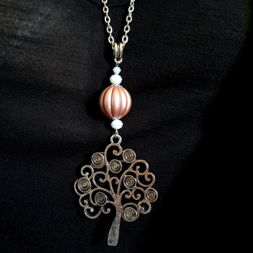 Collier sautoir pendentif arbre, grosse perles en acrylique vieux rose et verre blanc, chaîne força plate, fermoir, métal argenté