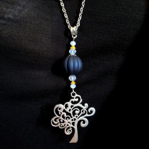 Collier sautoir pendentif arbre, grosse perles en acrylique bleu et verre blanc, chaîne força plate, fermoir, métal argenté
