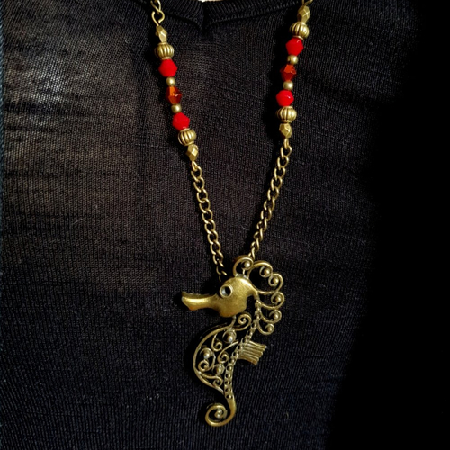 Collier sautoir pendentif hippocampe, perles en verre rouge, bélière, chaîne en métal bronze