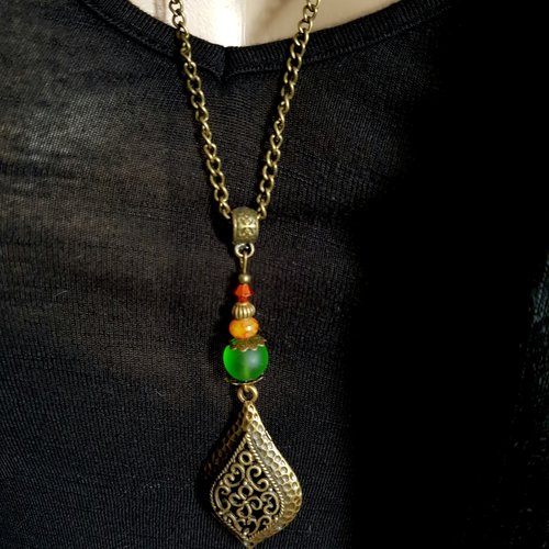 Collier sautoir pendentif goutte, perles en verre verte, orange, bélière, chaîne en métal bronze