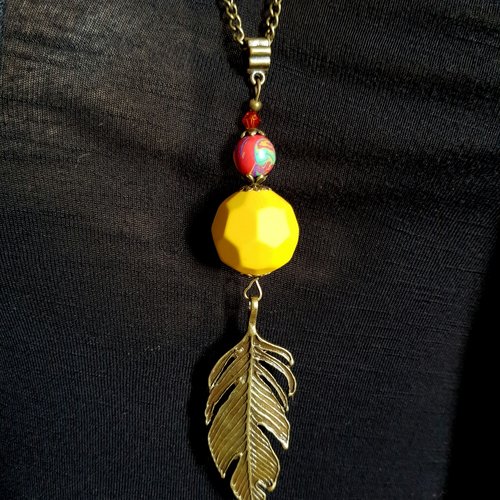 Collier sautoir pendentif plume, perles en acrylique jaune moutarde et verre, bélière, chaîne en métal bronze
