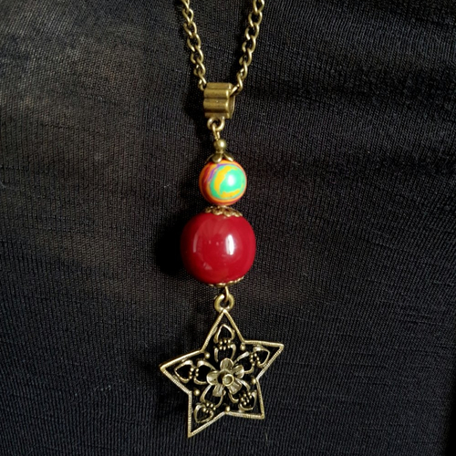 Collier sautoir pendentif étoile, perles en acrylique rouge bordeaux, verre multicolore, bélière, chaîne en métal bronze