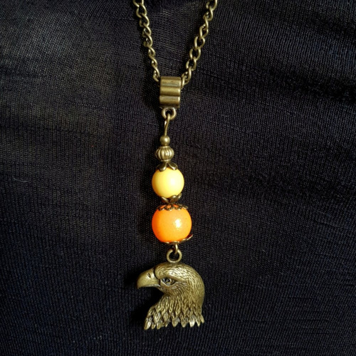 Collier sautoir pendentif oiseau aigle, perles en verre orange, jaune, bélière, chaîne en métal bronze