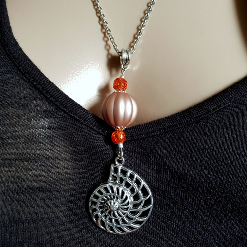 Collier sautoir pendentif escargot de mer, perles en acrylique vieux rose et verre orange, chaîne força plate, fermoir, métal argenté
