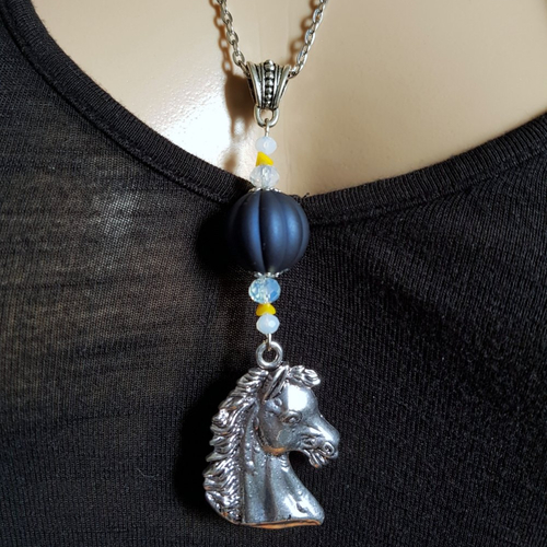 Collier sautoir pendentif cheval, perles en acrylique bleu et verre blanc, jaune, chaîne força plate, fermoir, métal argenté