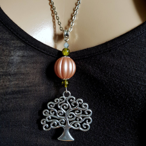 Collier sautoir pendentif arbre, perles en acrylique vieux rose avec petites taches rouge et verre orange, chaîne, fermoir, métal argenté