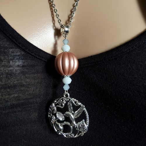 Collier sautoir pendentif oiseau, perles en acrylique vieux rose avec petites taches rouge, verre blanc, chaîne, fermoir, métal argenté