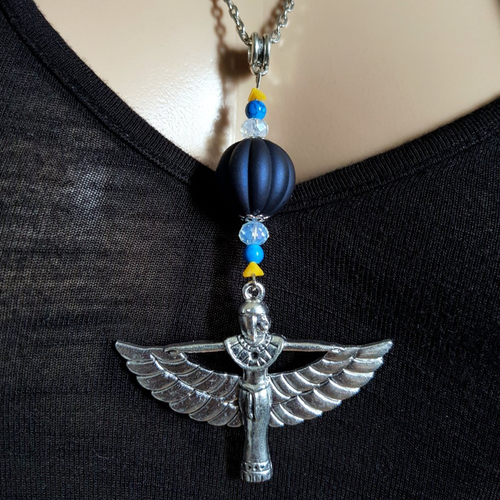 Collier sautoir pendentif personnage, grosse perles en acrylique bleu et verre transparente, jaune, chaîne, fermoir, métal argenté