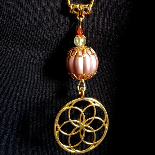 Collier sautoir pendentif rosace, grosse perles en acrylique et verre, chaîne, métal doré
