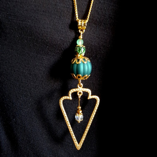 Collier sautoir pendentif triangle, grosse perles en acrylique vert et verre, chaîne, métal doré