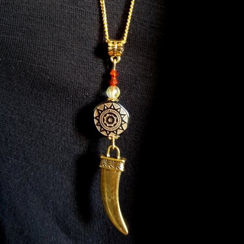 Collier sautoir pendentif corne, grosse perles en acrylique noir, doré et verre, chaîne, métal doré